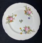 REINEMER E GALLÈ- RARO PRATO RASO EM PORCELANA BRANCA COM RICA DECORAÇÃO FLORAL MULTICOLORIDA , BORDAS SUAVEMENTE ONDULADAS COM FILETE DOURADO, ÓTIMO ESTADO DE  CONSERVAÇÃO MEDIDAS: : 21 cm -COM BICADO, VEJA FOTOS.  INFORMAÇÕES COMPLEMENTARES PODEM SER ENCONTRADO NO LIVRO "O ART NOUVEAU DE ÈMILE GALLÈ E SEUS CONTEMPORÂNEOS, DE ANDRÉ GUARISSE , PÁGINA 63- AO COMPRAR O PRATO, O ARREMATANTE GANHA UM LIVRO AUTOGRAFADO. CURIOSIDADES : Reinemer e Gallé - Charles Gallé ( pai de Emile Gallé ) iniciou sua pequena manufatura logo após sua sogra ficar viúva, ele adquiriu 50% da pequena sociedade familiar. Este é o primeiro período da empresa que viria a ser conhecida no mundo inteiro como "Gallé "e que mais tarde passou para as mãos de seu filho o genial artista do período Art Nouveau Emile Gallé . Nesse primeiro momento eles produziam cerâmicas artísticas com desenho próprio e de extrema qualidade dos quais ganharam vários prêmios, conquistando o privilegio de vender para o imperador Napoleão III, uma honra para a época, Essas peças hoje raríssimas de serem encontradas, são peças de museu, marcadas no fundo Veuve Reinemer e Galle esse pequeno período podemos afirmar que datam de 1846 a 1854.