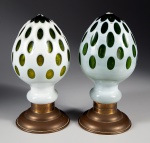 Baccarat, Boule d'Escalier. Par de Pinhas em cristal overlay de tom verde sobre branco leitoso,