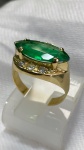 ANEL CONFECCIONADO EM OURO AMARELO 18K, COM 1 ESMERALDA NATURAL DE 8,90 X 19,30mm  APROX 5,0Ct COM 6