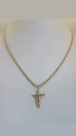 CORRENTE CONFECCIONADO EM OURO AMARELO 18K, PESO: 5,4g, COM PINGENTE CRUCIFIXO TAMANHO: 40cm, VALOR