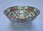 Bowl em porcelana chinesa decora na palheta de cores da família Rosa, padrão Mandarim, Com cenas familiares marcado em Nian Hao. Alt 8 cm Diam 21cm