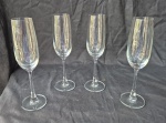 Quatro  flutes para espumante em vidro liso medindo 23 cm de altura por 5 cm de diametro.,