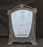 Grande espelho de mesa Art Deco em pewter Alemão medindo 50 cm por 40 cm em perfeito estdo de conservação.