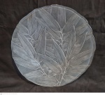 Prato par bolos ou doces em vidro leitoso moldado e decorato em folhagens de Bambu medindo 4 cm de altura por 37 cm de diâmetro.