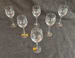 Cristais Strauss, seis taças para licor medindo 14 cm de altura por 5 cm de diâmetro.