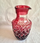 Jarra em cristal AZK moldado pintado de vermelho medindo 24 cm de altura por 14 cm de diâmetro.