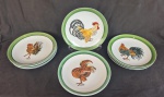 Doze pratos decorativos pintados a mão com "Galos" medindo 24 cm de diâmetro, em quatro modelos com quantidades distintas 5, 3, 3, 1.
