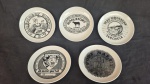 Cinco pratos decorativos  com "Queijos" medindo 18 cm de diâmetro.