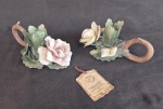 Capo dei monti ,Par de palmatórias para velas em porcelana policromada em forma de flor e botão marcada  Napoli edindo 8 cm de altura por 17 cm por 11 cm, minimas faltasnas folhas viziveis nas fotos extras..