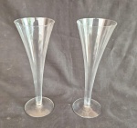Tyfany par de flutes em fino cristal medimdo 23 cm de altura por 8,5 cm de diâmetro. Uma delas com bicado na borda.