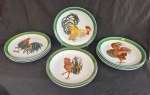 Doze pratos decorativos pintedos a mão com "Galos" em quatro modelos um deles com perdas na pintura da barra na borda, medindo 30 cm de diâmetro.