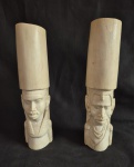 Casal de nobres esculpidos em marfim africano medindo 27 cm de altura por 8 cm de diametro em média possui pequeno vazio na parte inferior peças muito maciças.