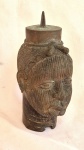 Escultura em bronze "Cabeça de Nobre Nigeriano" Benin semelhante à escultura do monumento à Zumbi dol Palmares medindo 18 cm de altura total por 9 cm por 10 cm.