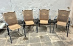 Set com quatro poltronas em aluminio e palha sintética medindo 90 cm de altura no encosto por 56 cm por 50 cm .