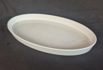 Travessa refratária Portuguesa em porcelana rancamedindo 4 cm de altura por 2 cm por 47 cm.