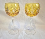 Par de cálices em fino cristal europeu na cor amarela, lapidado em palmetas medindo 20 cm de altura por por 9 cm de diâmetro, perfeito estado de conservação.