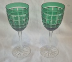 Par de cálices em fino cristal europeu na cor verde esmeralda, lapidado em geométricos medindo 21 cm de altura por por 8 cm de diâmetro, perfeito estado de conservação.