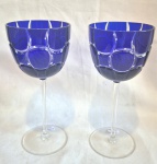Par de cálices em fino cristal europeu na cor azul marinho, lapidado em geométricos medindo 21 cm de altura por por 8 cm de diâmetro, perfeito estado de conservação.