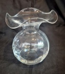 Vaso  bojudo em vidro translucido borda invertida em babados medindo. Medindo 17 cm de altura por 16 cm de diâmetro..
