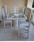 Chicô Goveia mesa quadrada em madeira nobre pintada de branco  e tampo em vidro  medindo 76 cm de altura por 105 cm por 105 cm acompanha seis cadeiras ao gosto Asiático medindo 95 de altura no encosto por 58cm por 45 cm, peça projetada para residência da família, bom estado de conservação, retirada em local térreo em condominio na Av das Américas altura do Riviera del Fiori.