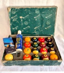 Aramith, jogo de bolas de bilhar na caixa original medindo a caixa 7 cm por 25 cm por 37 cm.