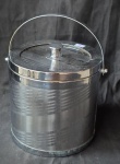 Balde para gelo em metal prateado , interior revestido em PVC alça central marcas de uso 26 x 19 cm