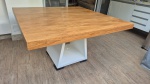Mesa de jjantar para oito lugares moderna com interessante designer medindo  75 cm de altura por 144 cm por 144 cm pé em coluna central laqueada.e tampo com revestimento em placa de madeira industrializada com revestimento de foleado de madeira natural, peça feita por encomenda.