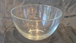 Bowl em cristal liso medindo 13 cm por 24 cm de diâmetro.