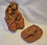 Presépio em barro cozido  medindo 18 cm por 14 cm por 8 cm e manjedoura medindo 4 cm por 13 cm por 10 cm.