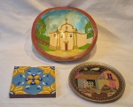 Três trabalhos em madeira sendo gamela com pintura interna assinando Zé Damas, prato com casario medindo 20 cm de diametro, placa em madeira esculpida e policromada representando azulejo medindo por 15 cm por 15 cm