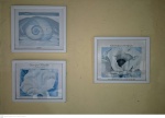 Três reproduções emolduradas medindo 39 cm por 45 cm, apresenta desgastes.