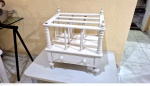 Antigo revisteiro em madeira nobre pintado de branco medindo 54 cm por 50 cm por 40 cm,  existe peça de reposição torneada de madeira que esta faltando na foto precisando de pintura.