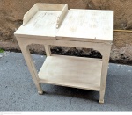 Mesa dita de telefone em madeira compensada e maciça pintadas medindo 55 cm de altura por 48 cm por 30 cm e extendida 74 cm, apresenta sinais de desgastes na pintura e no folheado.