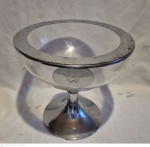 Champanheira em acrilico e metal medindo 30 cm de altura por 31 cm de diâmetro na borda, possui sinais de ferrugem na borda superior.