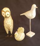 Três esculturas em madeira e ferro representando Espirito Santo medindo 38 cm de altura por 25 cm por 10 cm, assinada Marcelo José 2013, uma coruja medindo 36 cm de altura e uma galinha medindo 13 cm de altura por 13 cm por 11 cm.