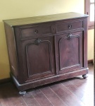 Dunquerque em vinhático Brasil século XIX tampo maciço com duas gavetas e duas portas almofadadas na parte inferior pés de Peão" medindo 100 cm de altura por 114 cm por 52 cm, apresenta sinais do tempo e necessita lustro, sua retirada será em Petrópolis.