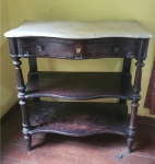 Aparador em Jacarandá Brasil século XIX tampo em mármore Carrara com gavetão para talheres com ondulado e puxadores em jacarandá duas prateleiras maciças  na parte inferior pés de Peão" medindo 100 cm de altura por 95 cm por 51 cm, apresenta sinais do tempo e necessita lustro, sua retirada será em Petrópolis.