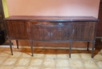 Móvel buffet em jacarandá medindo 101 cm de altura por 220 cm por 54 cm, quatro portas e duas gavetas, apresenta sinais do tempo e necessita lustro, sua retirada será em Petrópolis.