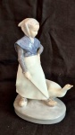 Royal Compenhagen fina escultura em porcelana Dinamarquesa policromada representando camponesa com Ganço, medindo 19 cm de altura por 10 cm por 8 cm na base, perfeito estado de conservação.