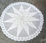 Toalha de crochet redonda ponto grosso medindo 130 cm de diâmetro.