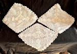 Três almofadas crochet ponto grosso duas medindo 42 cm por 42 cm e uma medindo 36 cm por 36 cm.
