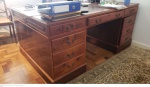 Partner Desk,  mesa escrivaninha em madeira nobre, estilo Inglês, tampo encabeçado com forração em couro seis gavetas, sendo quatro na lateral esquerda um gavetão central e na direita uma gaveta superior e uma porta com prateira interna, gavetas laterais com puxadores em metal, medindo 80 cm de altura por 160 cm por 110 cm. Retirada em apartamento em copacabana.