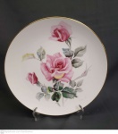 Noritake, medalhão em fina porcelana Japonesa com pintura floral decorativa assinada pelo artista "Tetsuo" medindo 26,5 cm de diâmetro, perfeito estado de conservação.