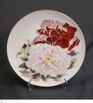 Noritake, medalhão em fina porcelana Japonesa com pintura floral decorativa assinada pelo artista "A Narita" medindo 26,5 cm de diâmetro, perfeito estado de conservação.