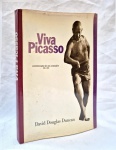 Viva Picasso comemoraçao de um centenario 1881-1981- David Douglas Duncan  Abril editora medindo 31 cm por 24 cm com  156 paginas.