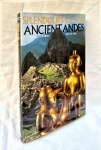 Splendours of the Ancient Andes - Thames and Hudson Maria Monchena e Walter Alva, medindo 36 cm por 26 cm e com 292 paginas.