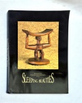 Sleeping Beauties - Jerome Loss Collection of African Headrests At UCLA, encardenado como brochura medindo 28 cm por 22 cm e com 215  paginas.