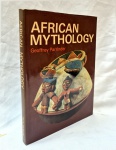 African Mythology Geoffrey Parrinder - edit . Paul Hamlyn, encardenado capa dura com amarelados internos medindo 28 cm por 22 cm e com 141 paginas.
