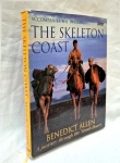 The Skeleton Coast - Benedict Allen -a journey through the Namib Desert  encardenado em capa dura medindo 25 cm por 20 cm e com 224 paginas.