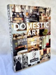 Domestic Art Curated interiors edt por Holly Moore, Rob Brin Klei e Laurann Claridge - Edit. Assouline, encardenado em brochura medindo 33 cm por 25 cm e com 232 paginas.